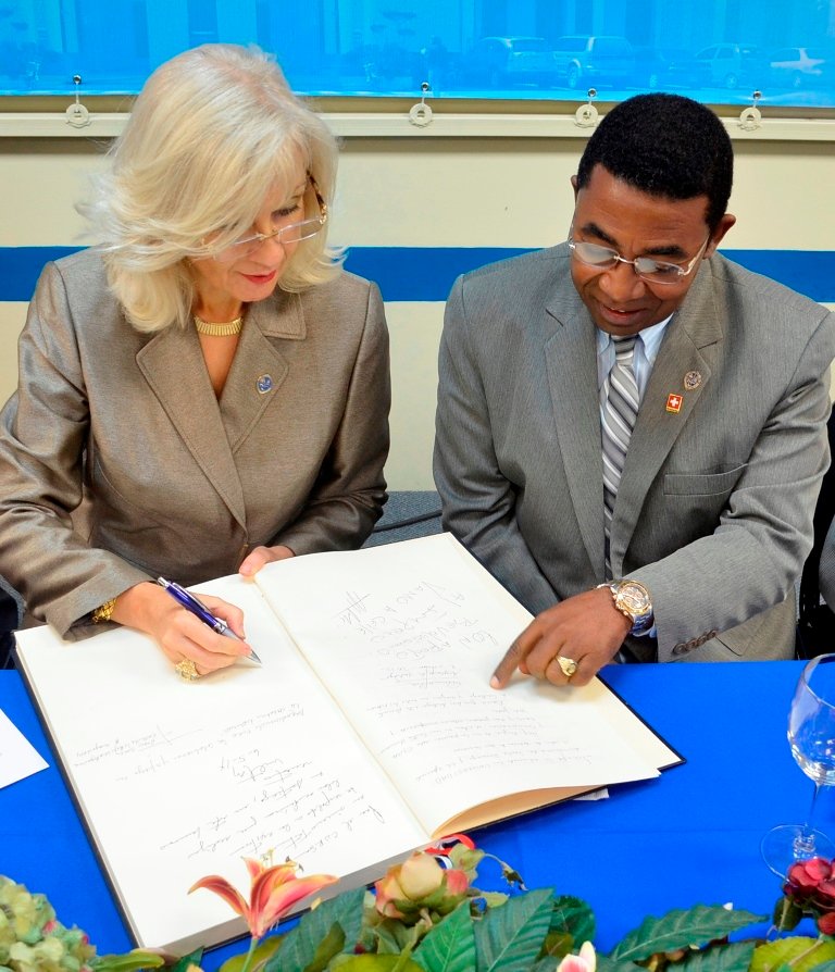 Embajadora de Suiza, Line Leon-Pernet junto al Dr. Genaro Rodríguez Martínez, Director General UASD Santiago, firma libro como visitante honorífica